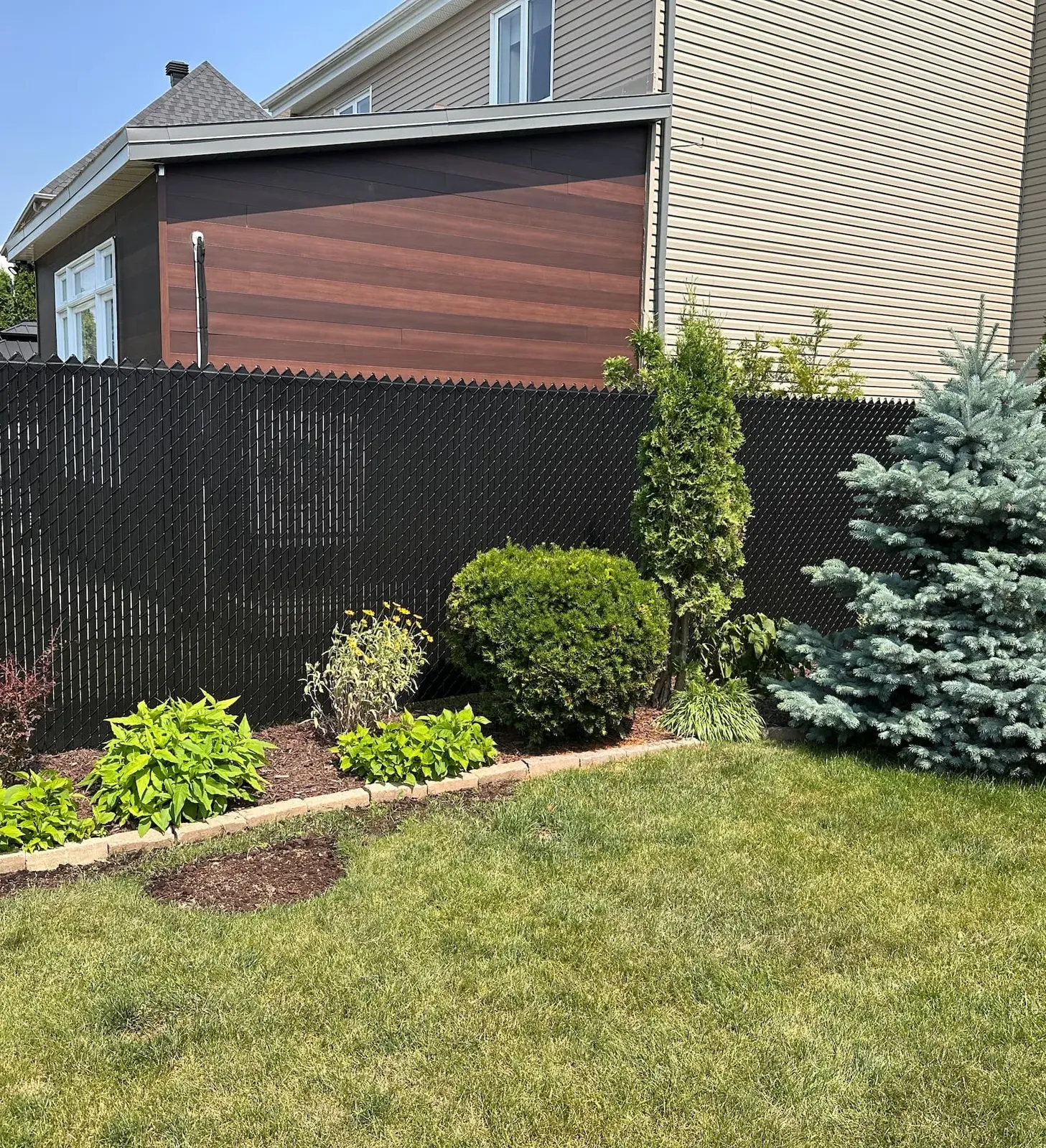 Clôture en mailles de chaînes avec lattes d'intimité