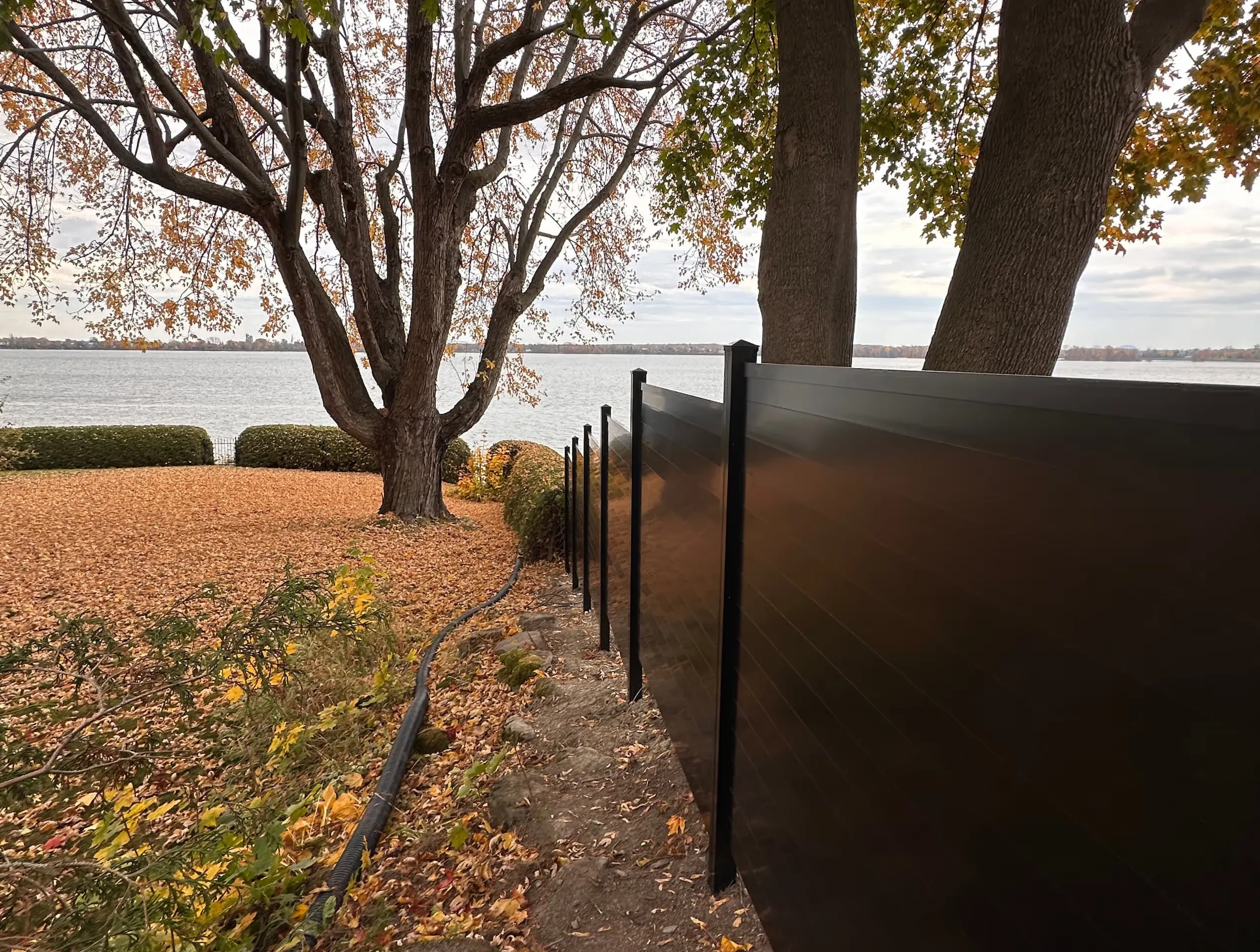 Clôture Zen en aluminium avec panneaux horizontaux