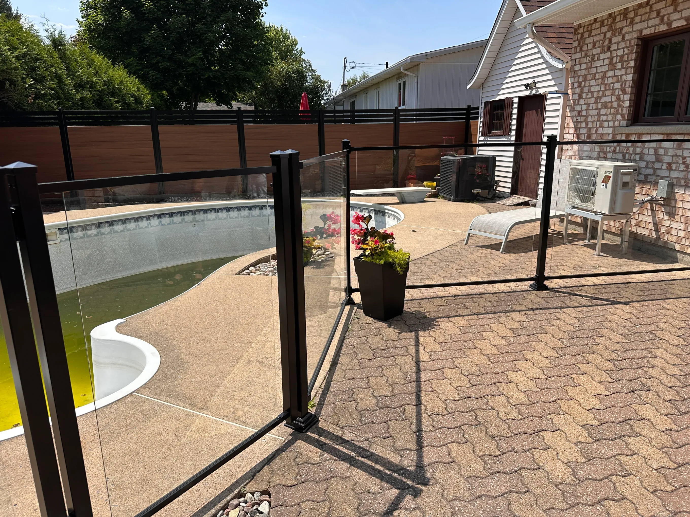 Clôture de verre trempé autour d'une piscine