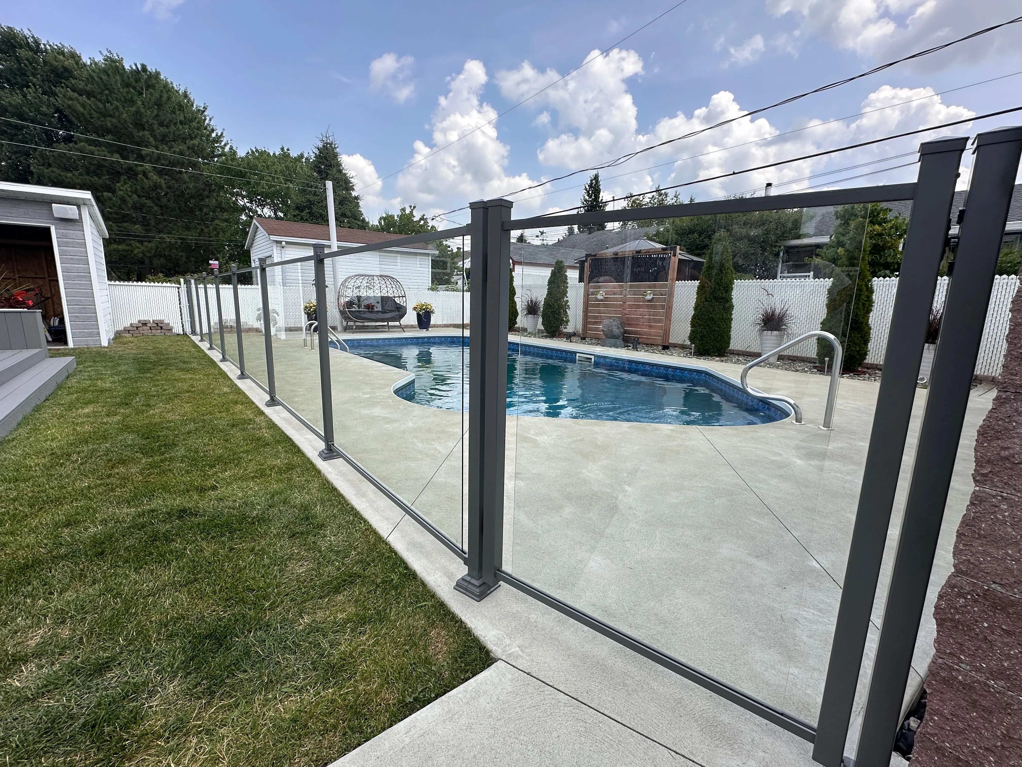 Panneaux de verre trempé gris charbon le long d'une piscine