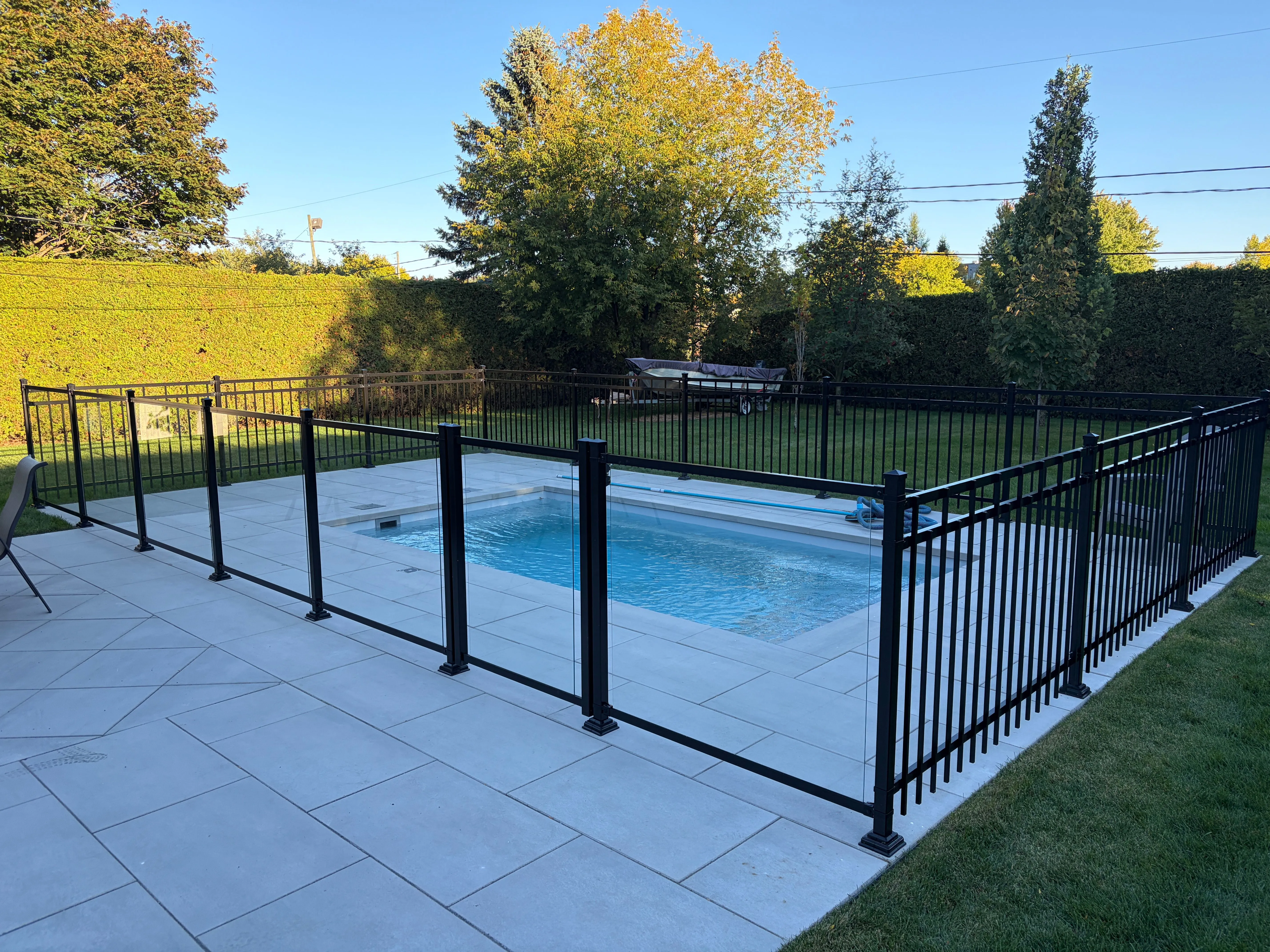 Clôture en verre trempé autour d'une piscine élégante